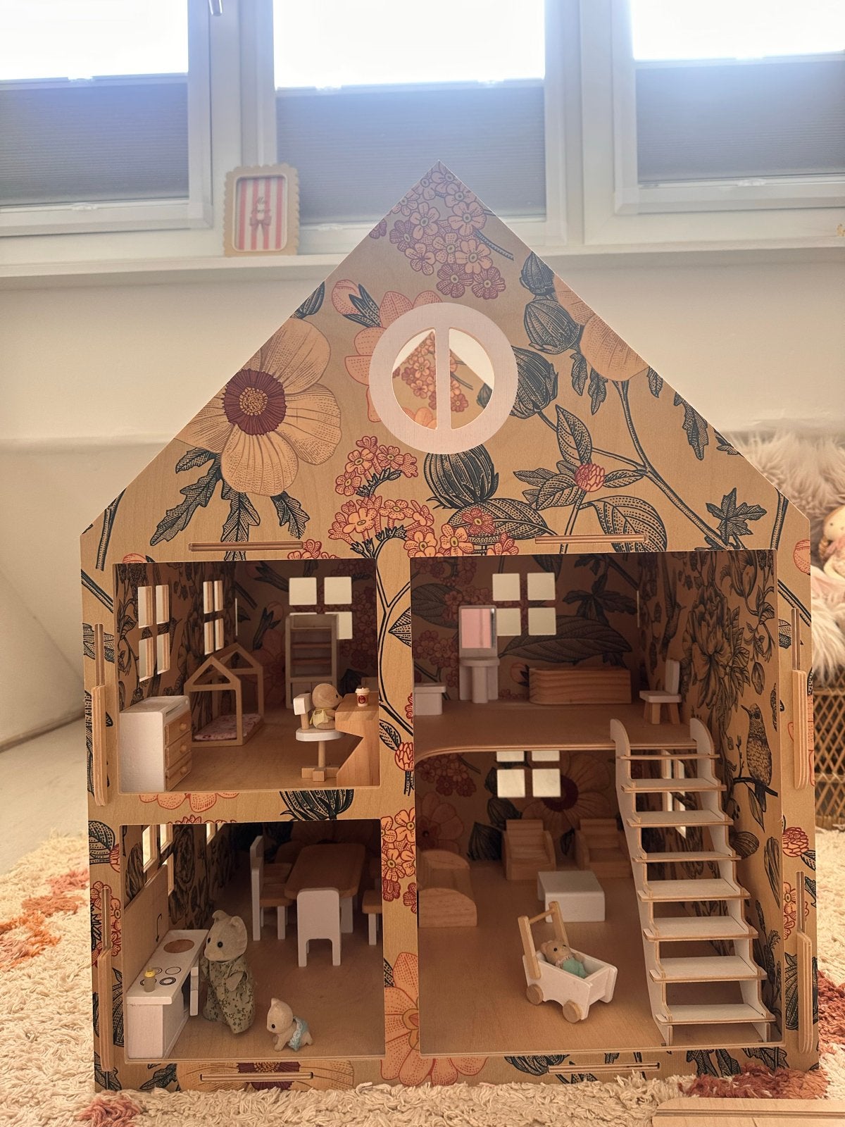 Groot houten poppenhuis met meubels en accessoires, Ophalen, Gebruikt, Poppenhuis