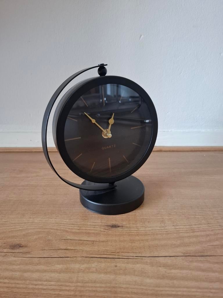 Zwarte tafelklok met gouden wijzers (Quartz), Huis en Inrichting, Woonaccessoires | Klokken, Ophalen of Verzenden