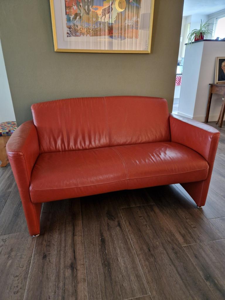 Montel LEREN tweezitsbank - bijzondere bruin-rode kleur, Huis en Inrichting, Banken | Sofa's en Chaises Longues, Ophalen, 75 tot 100 cm