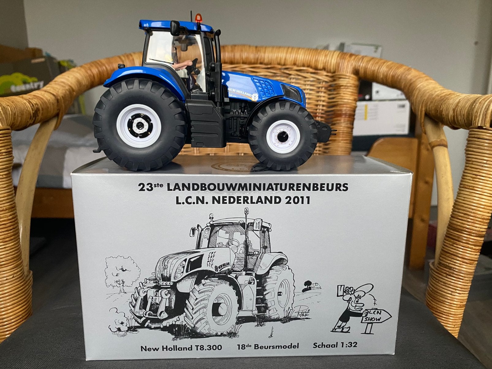 New Holland T8.300 – LCN Beursmodel 2011 – Schaal 1:32, Ophalen of Verzenden, Zo goed als nieuw, 1:32 tot 1:50, Overige merken