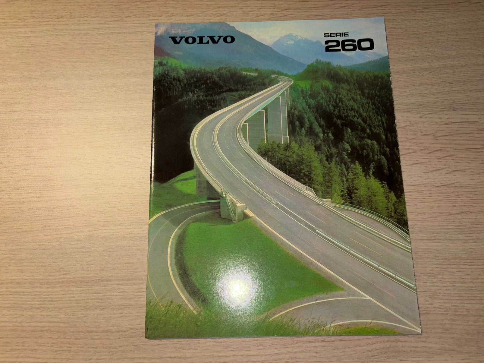 Folder Volvo 260-serie (264, 265, 262c) 1980, Ophalen of Verzenden, Zo goed als nieuw, Volvo