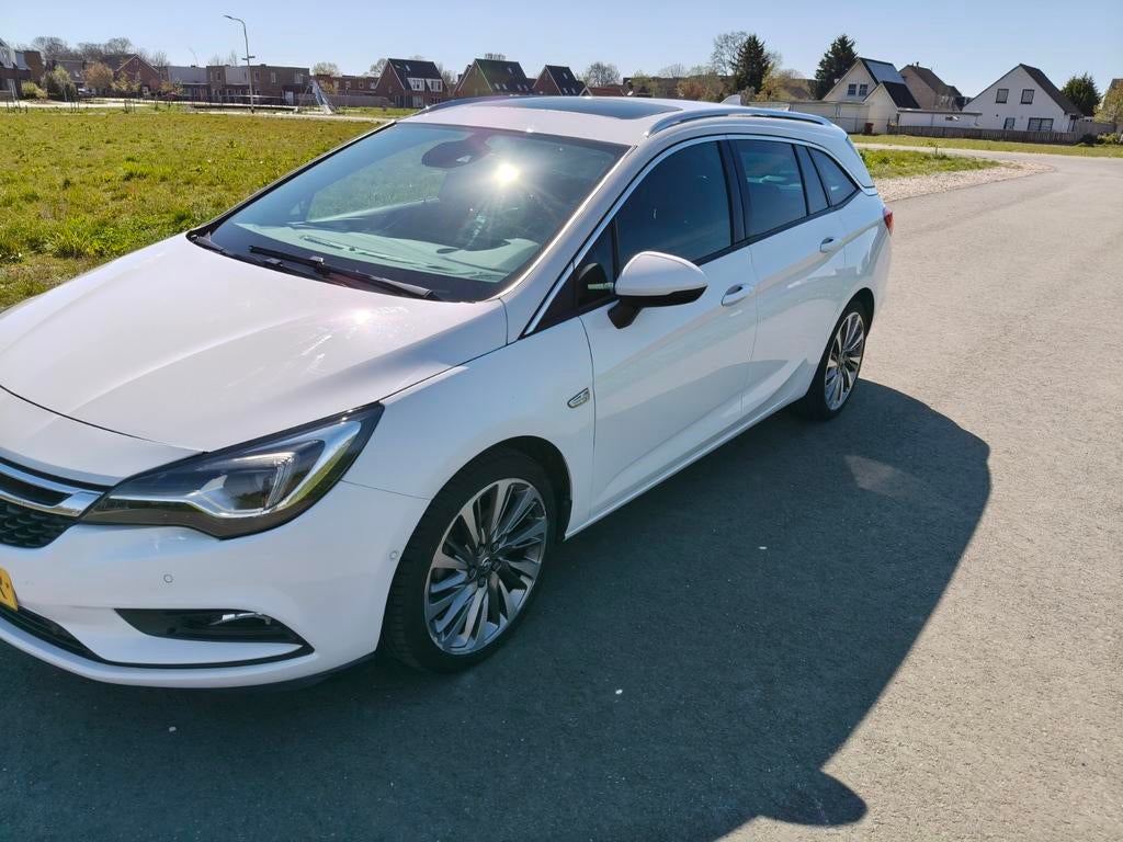 Bomvolle Opel Astra 1.4 Turbo  Innovation Sports Tourer2017, Voorwielaandrijving, Zwart, 4 cilinders, Wit