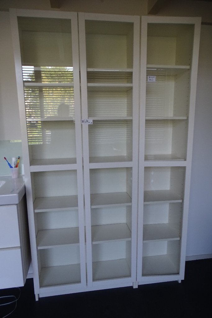 Witte vitrinekast, 3 deurs, Ophalen, 50 tot 100 cm, 150 tot 200 cm, 25 tot 50 cm