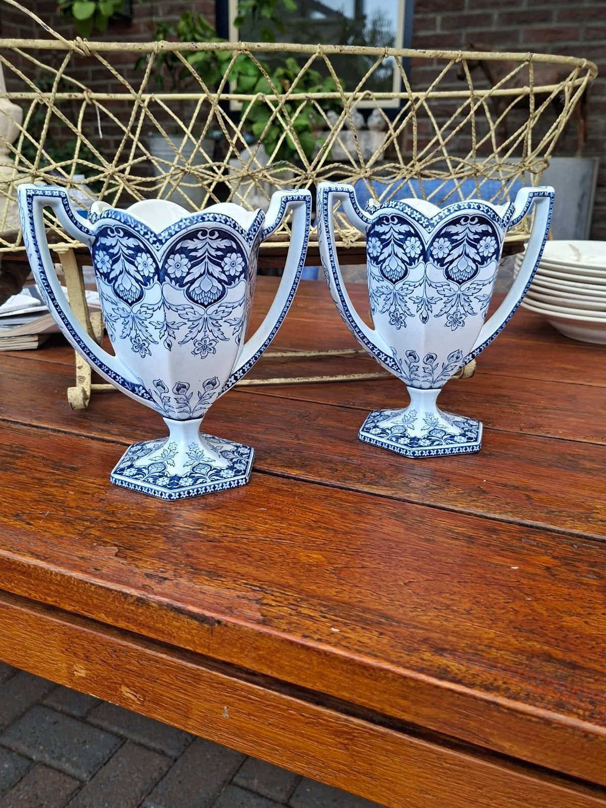 Te  koop  twee  vazen  Arras petrus  regout, Ophalen of Verzenden