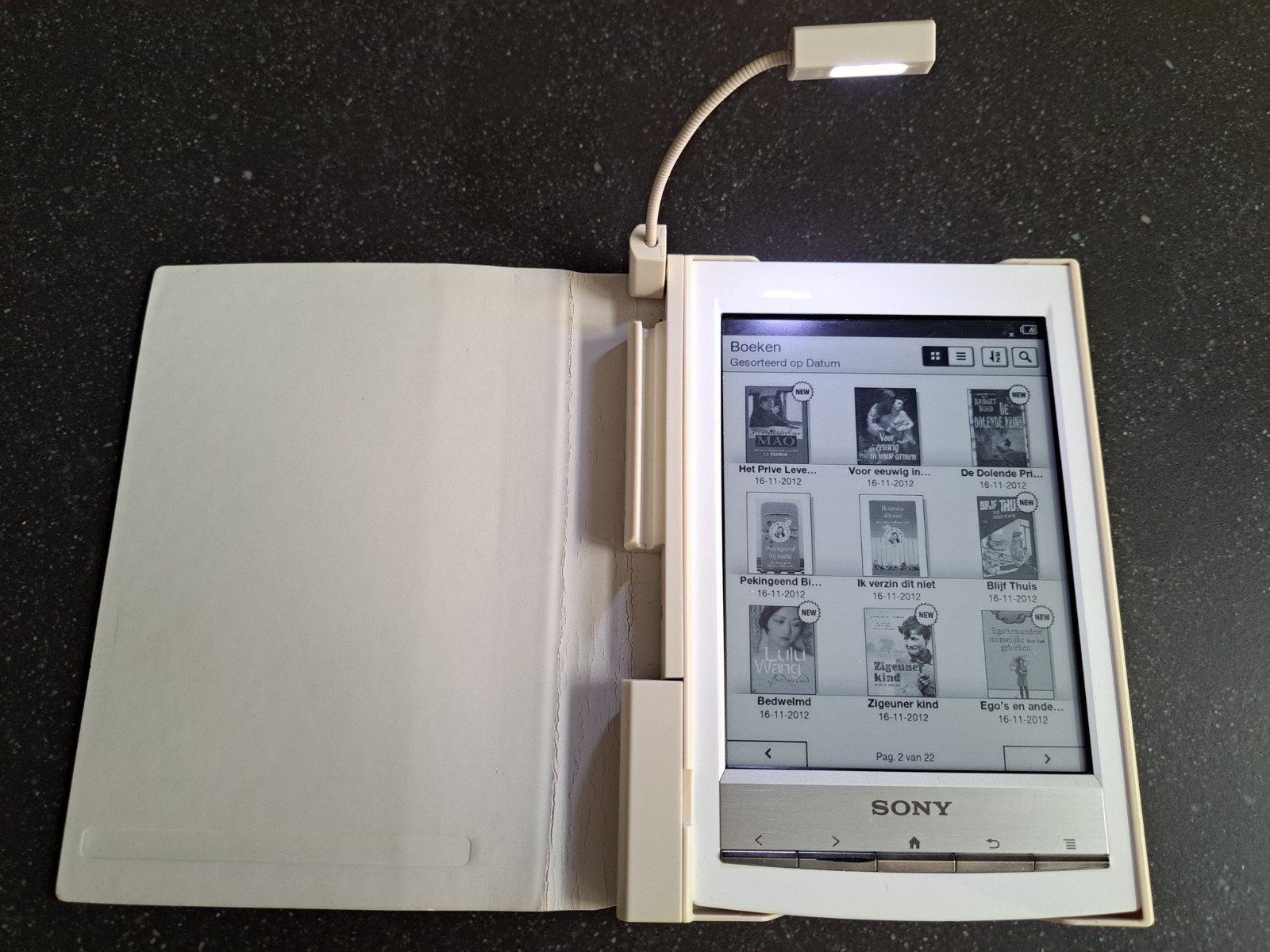 Sony Reader e-reader met hoes, leeslampje en e boeken € 65, Computers en Software, E-readers, Gebruikt, Wi-Fi, Ophalen of Verzenden