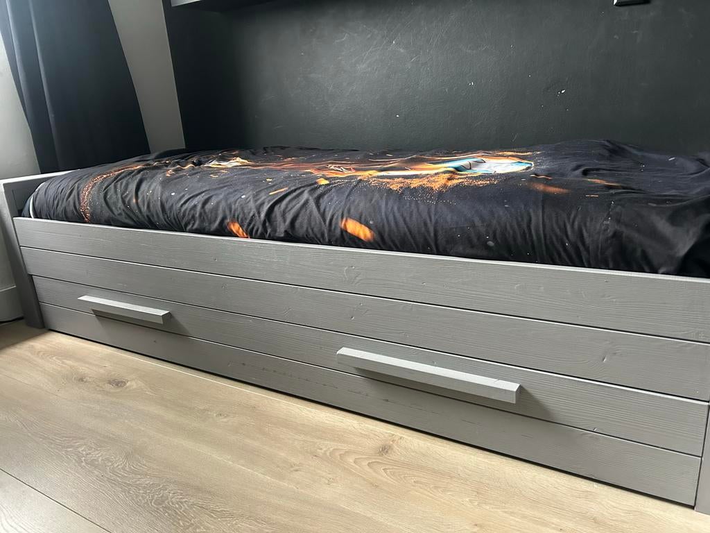 Dennis bed 90x200 cm grenen geborsteld betongrijs, Huis en Inrichting, Slaapkamer | Bedden, Gebruikt, 90 cm, Eenpersoons, Ophalen of Verzenden