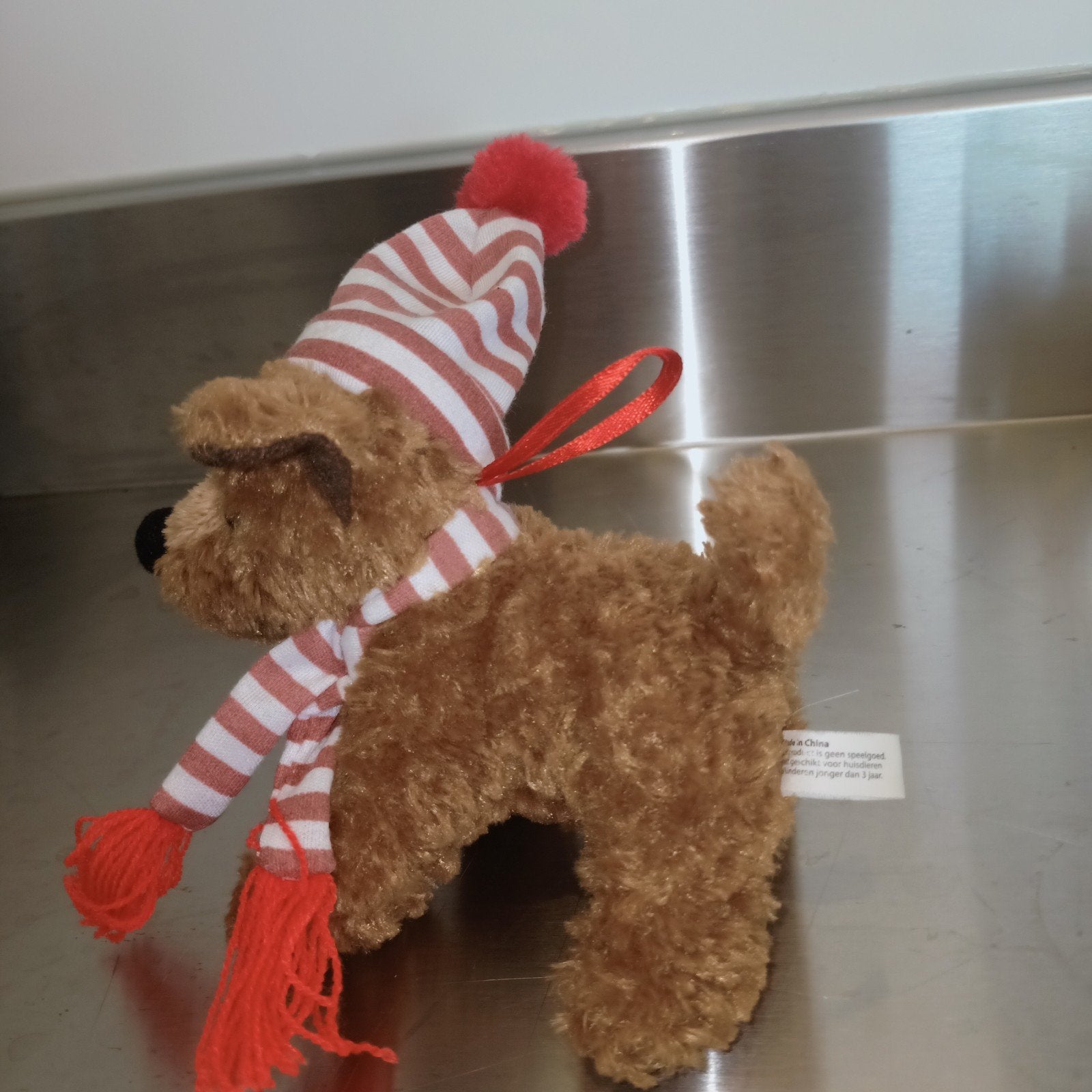 Gill's voer bruin hondje hanger. Met muts en sjaal, Overige merken, Zo goed als nieuw, Wasbaar, Klein (minder dan 20 cm)