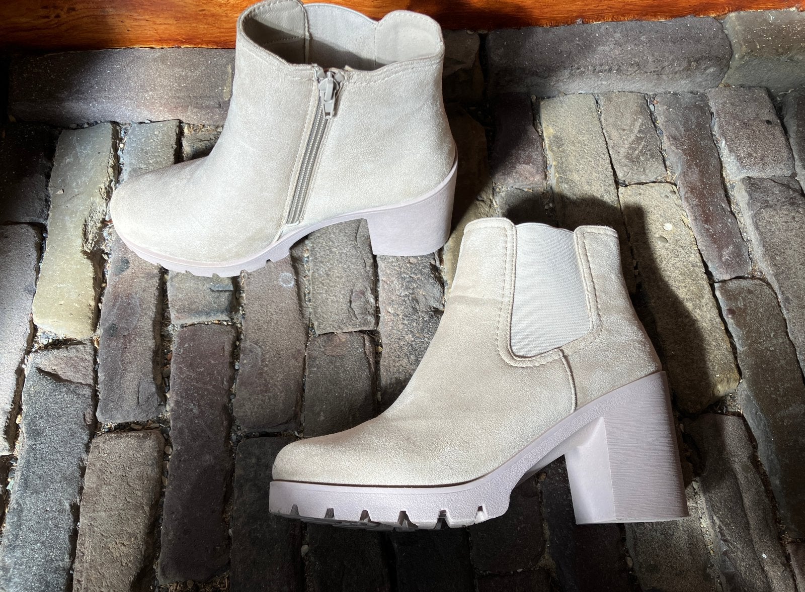 Blokhak enkellaars crème suede maat 40, Beige, Lage of Enkellaarzen, Nieuw, Ophalen of Verzenden