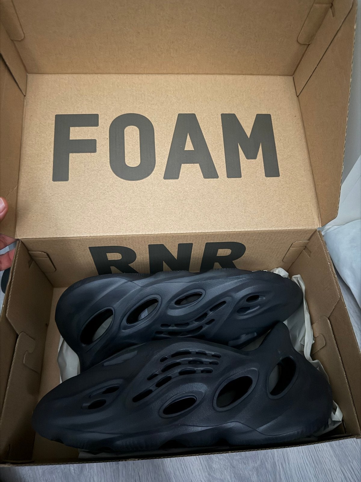 Yeezy Foam Runner Onyx - Maat 10 (44/45), Kleding | Heren, Ophalen, Nieuw, Zwart, Slippers