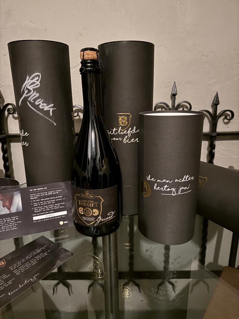 2 x Hertog Jan Gerards Toegift  1 maal gesigneerd exemplaar., Verzamelen, Ophalen of Verzenden, Nieuw, Flesje(s), Hertog Jan