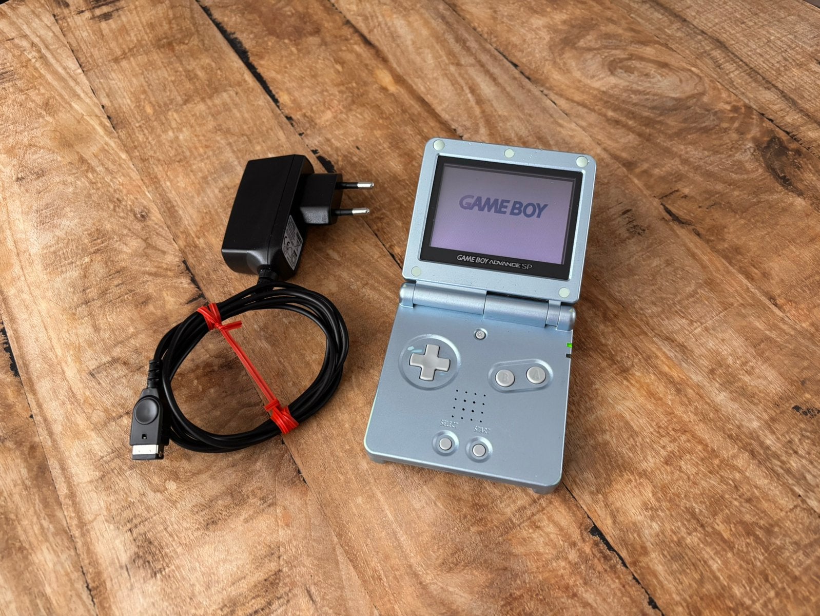 Game Boy Advance SP Ice Blue met oplader, Spelcomputers en Games, Spelcomputers | Nintendo Game Boy, Ophalen of Verzenden, Zo goed als nieuw