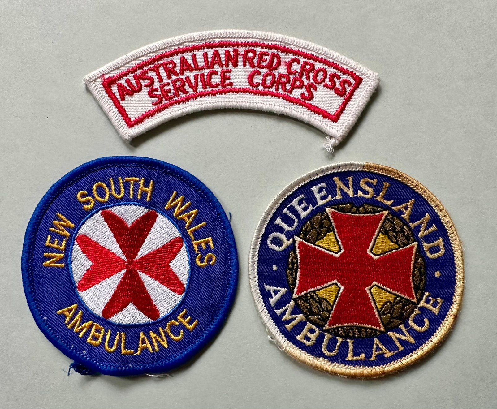 Ambulance Australië emblemen, Ophalen of Verzenden, Landmacht, Nederland, Embleem of Badge