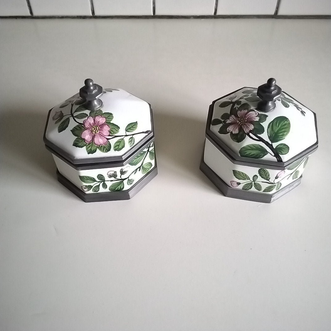 2 Italiaanse aardewerk potjes met tinnen ornamenten, Ophalen of Verzenden