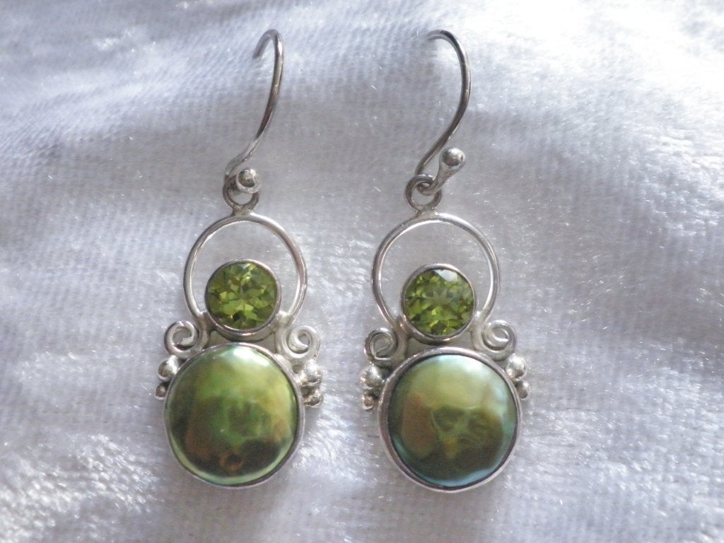 Mooie Handgemaakte Zilveren Oorhangers met Peridot en Parel, Verzenden, Zilver, Oorbellen, Met edelsteen