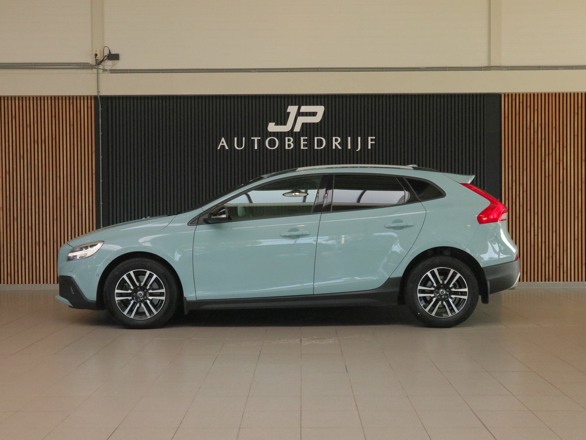 Volvo V40 Cross Country 1.5 T3 Summum AMAZON BLUE|ADAPT.CRUI, Dealer onderhouden, 4 cilinders, Blauw, Leder