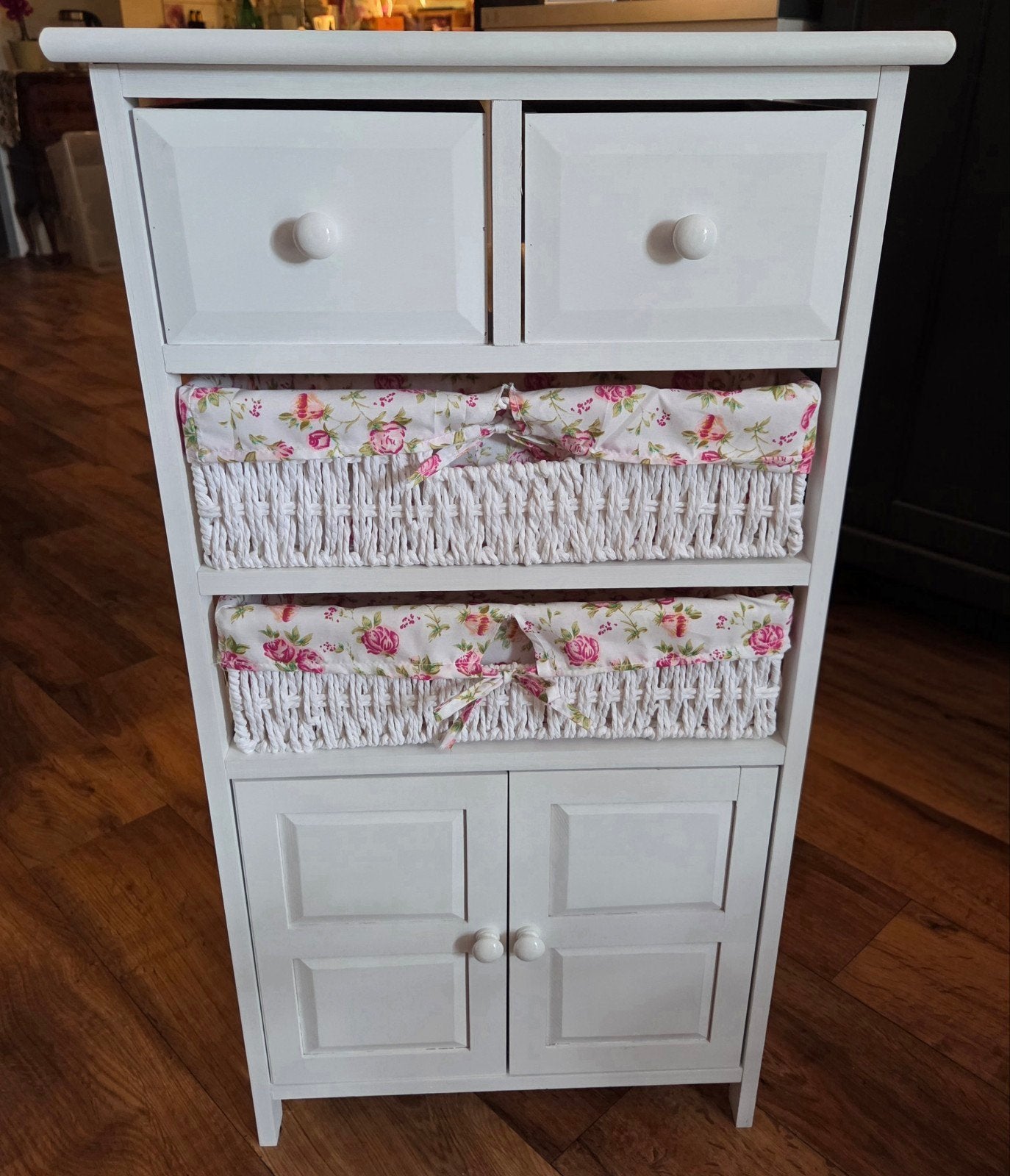 Wit ladekastje met rieten manden en bloemenprint, Minder dan 50 cm, Gebruikt, Overige materialen, 1 of 2 laden