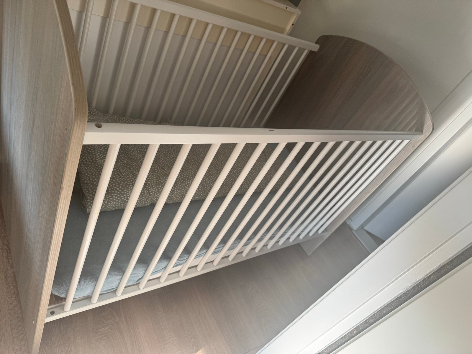 Twee ledikanten met matras - direct op te halen, Kinderen en Baby's, Babywiegjes en Ledikanten, Ophalen, Gebruikt, Ledikant