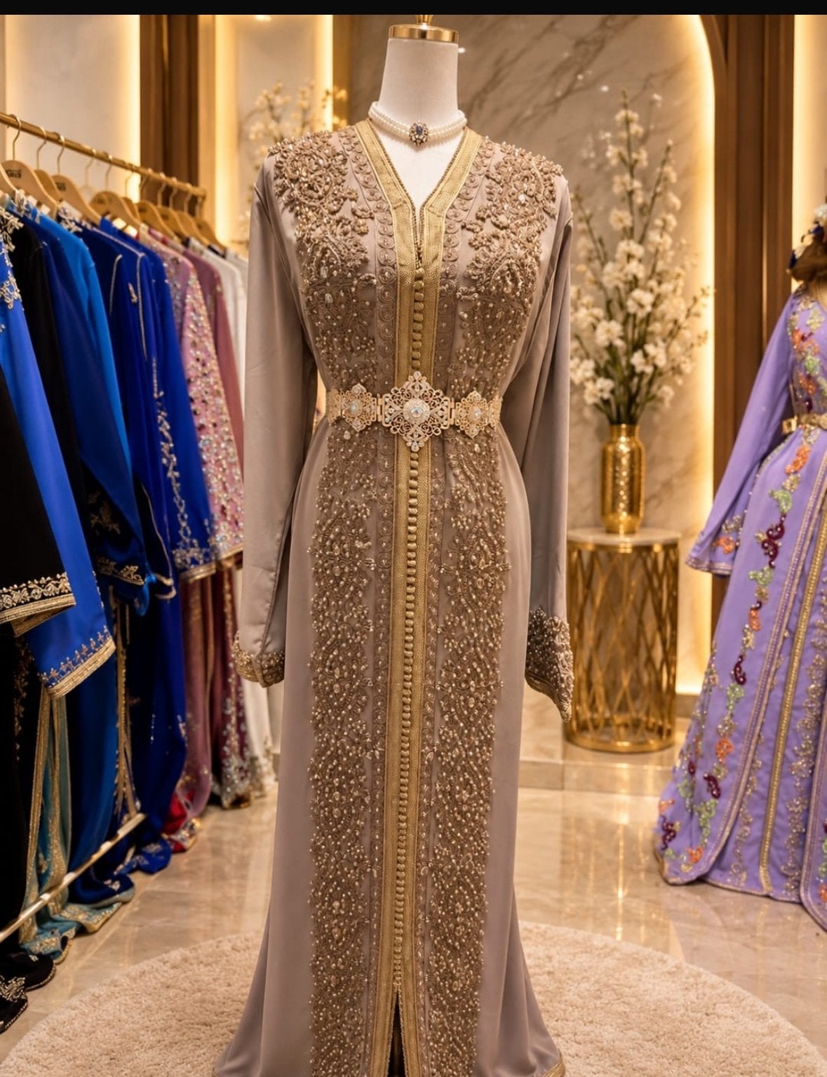 Elegante Marokkaanse Kaftan met Gouden Borduurwerk,te HUUR, Overige typen, Beige, Zo goed als nieuw, Ophalen
