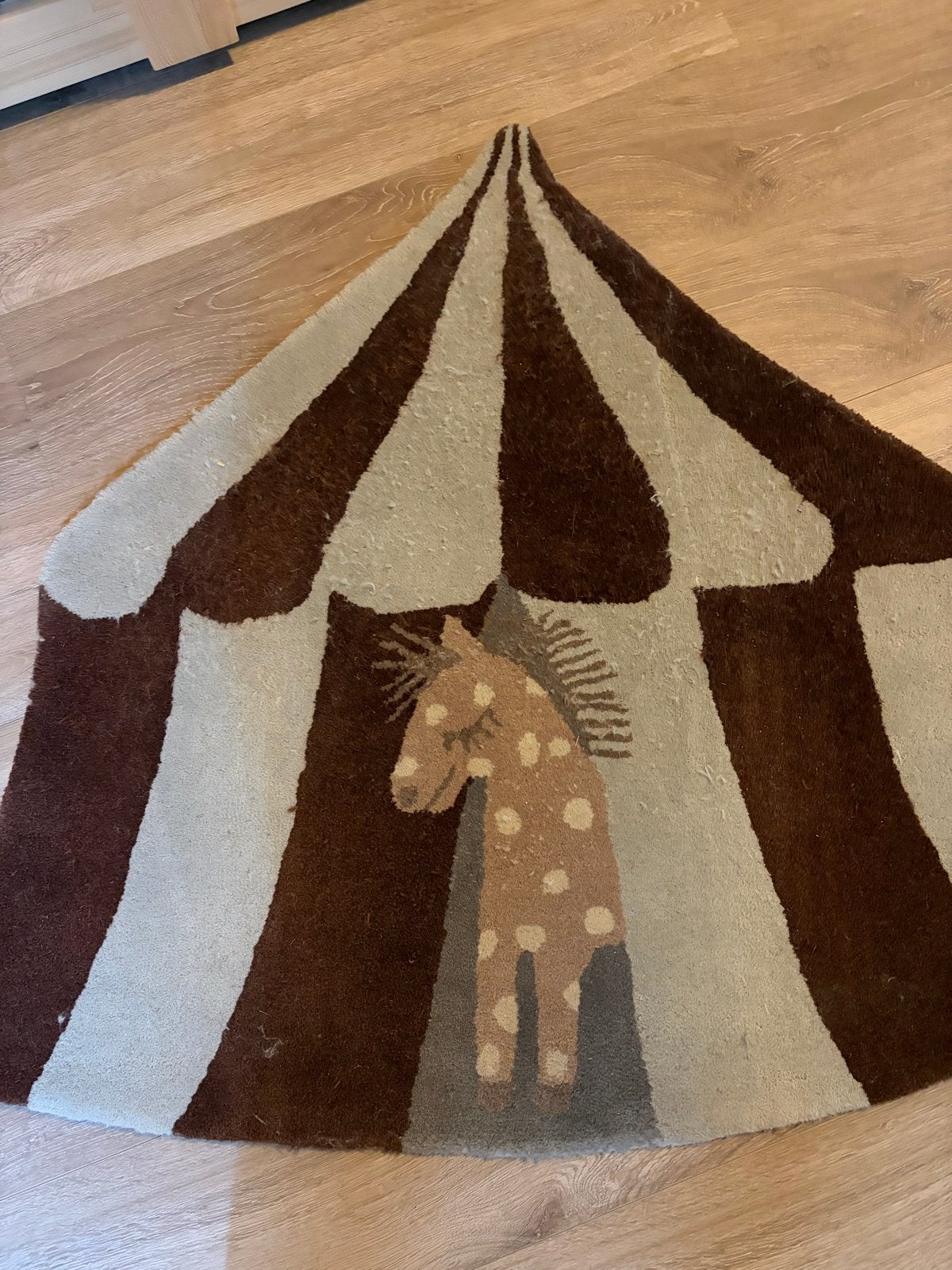 OYOY Mini Circus Tent Vloerkleed met Paard, Gebruikt, Bruin, Overige vormen, 50 tot 100 cm