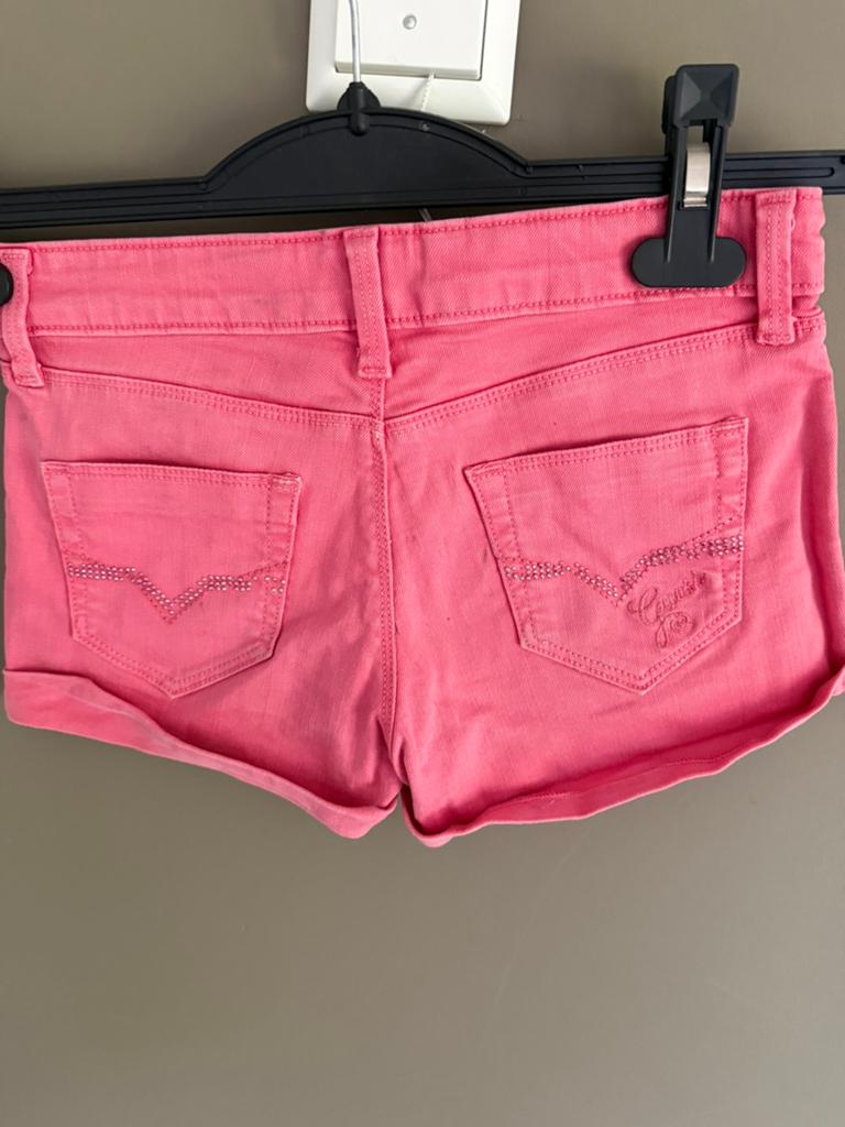 short korte broek van GUESS in maat 10 (136-140 EU)., Kinderen en Baby's, Kinderkleding | Maat 140, Ophalen of Verzenden, Zo goed als nieuw