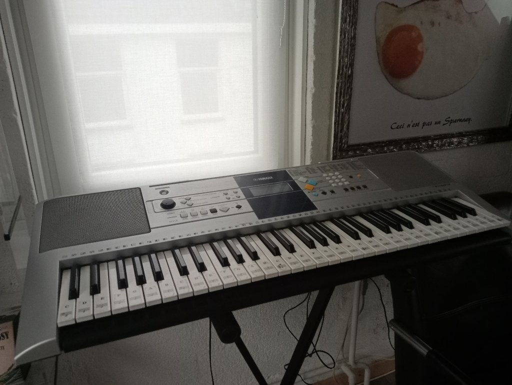 Yamaha PSR E323 keyboard met standaard, Ophalen, Yamaha, Met standaard, 61 toetsen