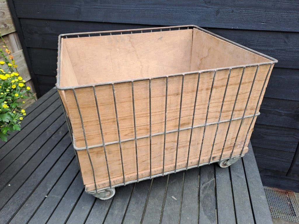 metalen krat op zwenkwieltjes, Ophalen, Zo goed als nieuw