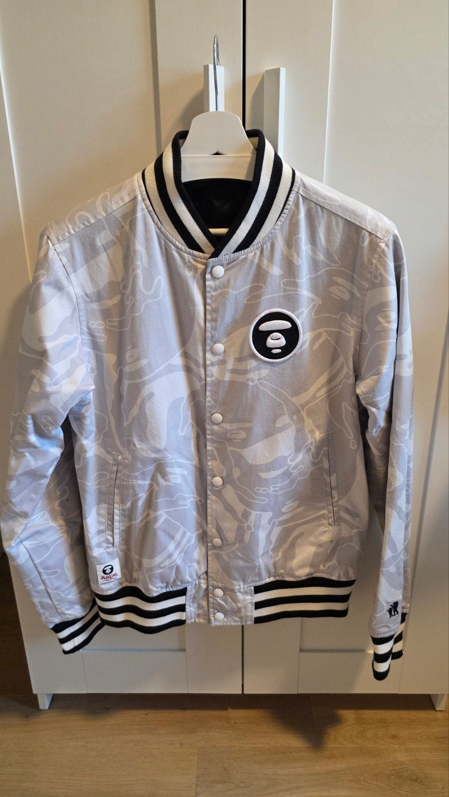 AAPE reversible bomber / varsity jacket - maat M, Maat 48/50 (M), Wit, Ophalen of Verzenden, Zo goed als nieuw