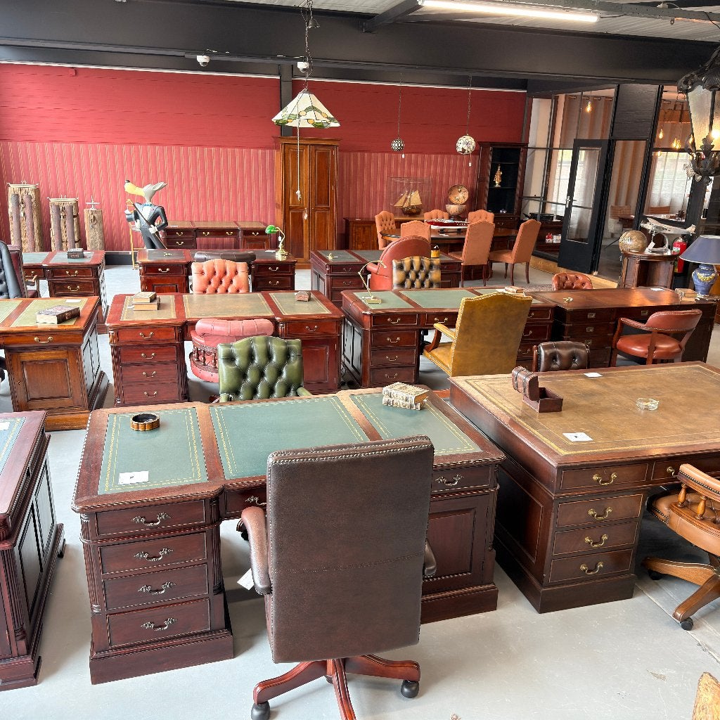 Diverse Klassieke Engelse bureaus met lederen blad, Ophalen, Hout, Bruin, Zo goed als nieuw
