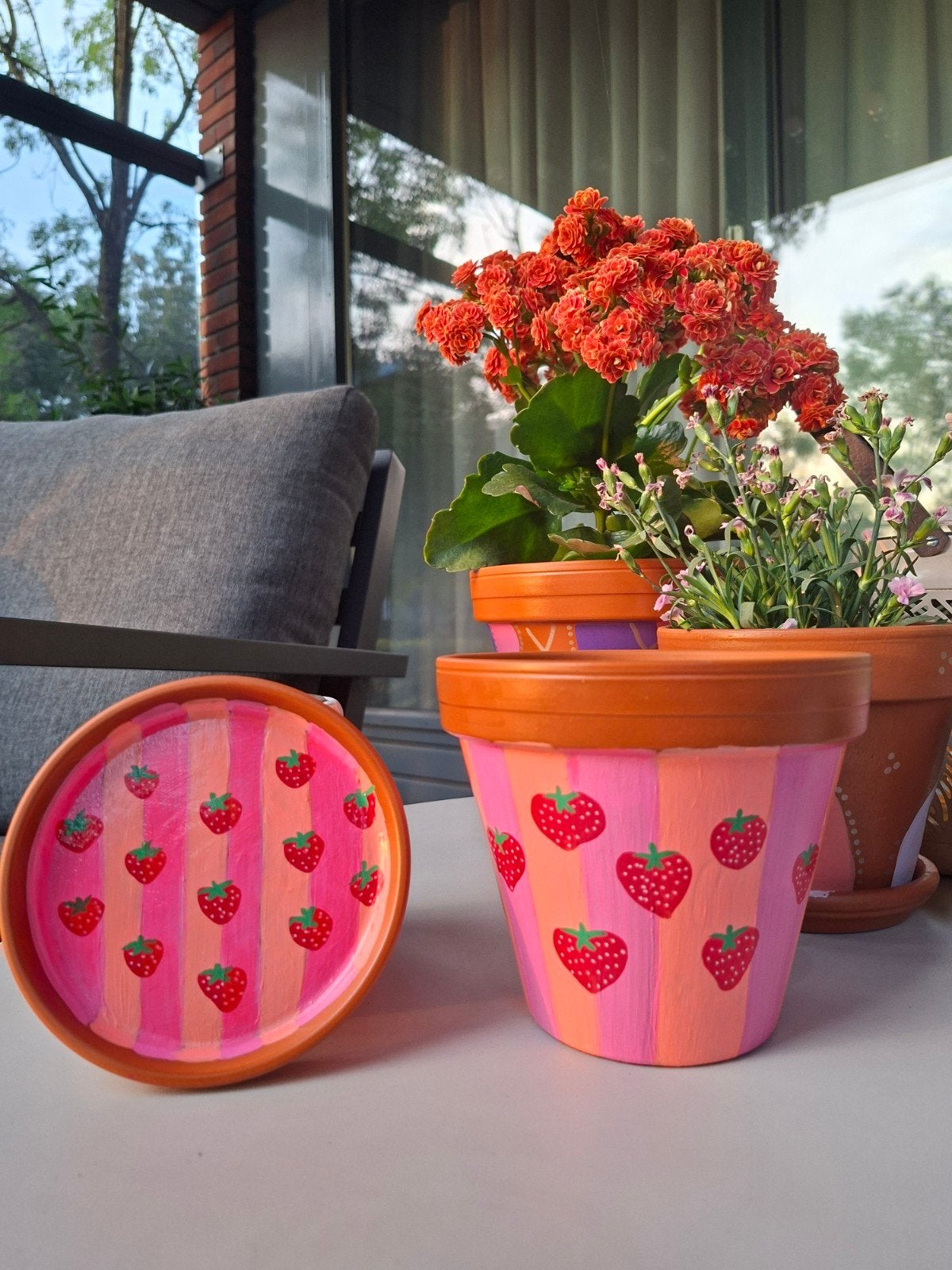 Handgeschilderde aardbeien bloempot met schotel, Tuin en Terras, Rond, Nieuw, Ophalen of Verzenden, Binnen