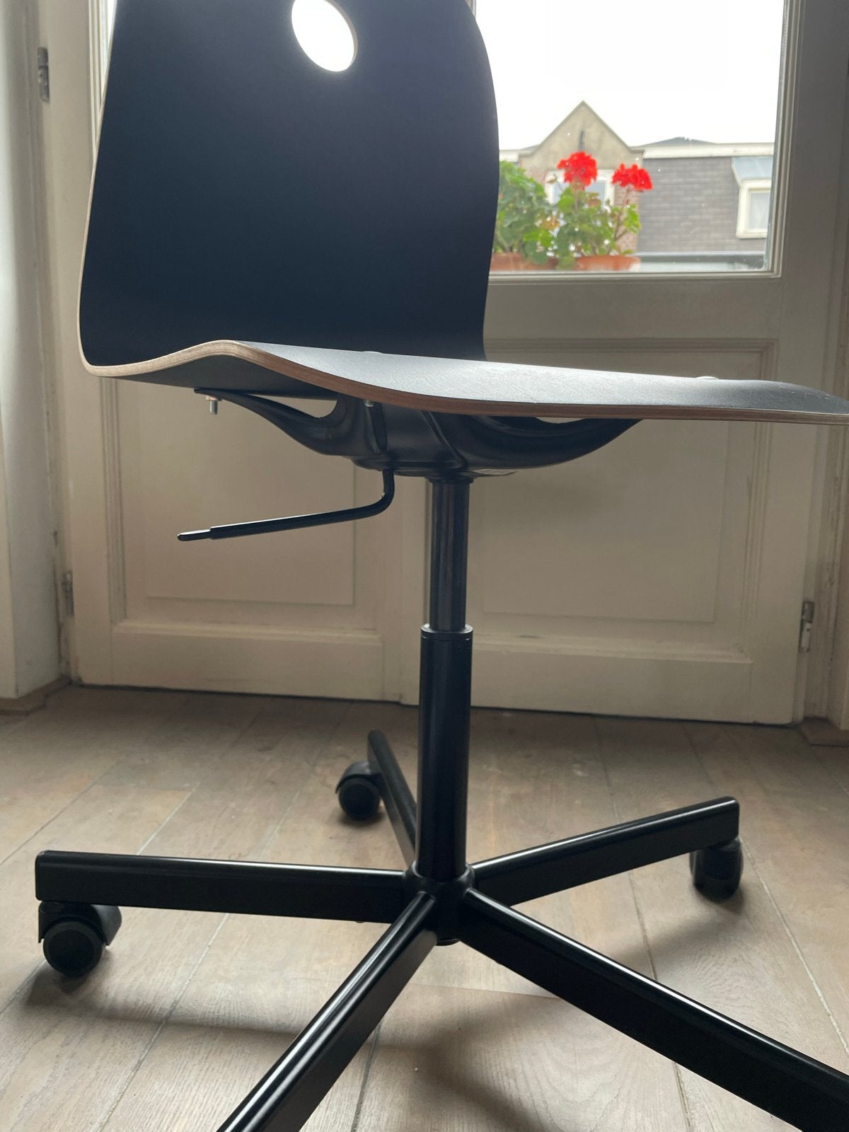 Foto 4 van IKEA SPORREN Bureaustoel - Zwart met houten accenten