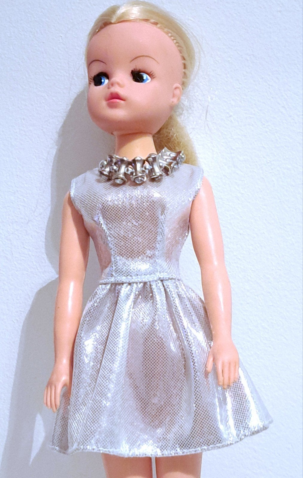 Zilveren jurk en ketting voor barbie sindy fleur excl pop, Ophalen of Verzenden, Gebruikt, Kleertjes
