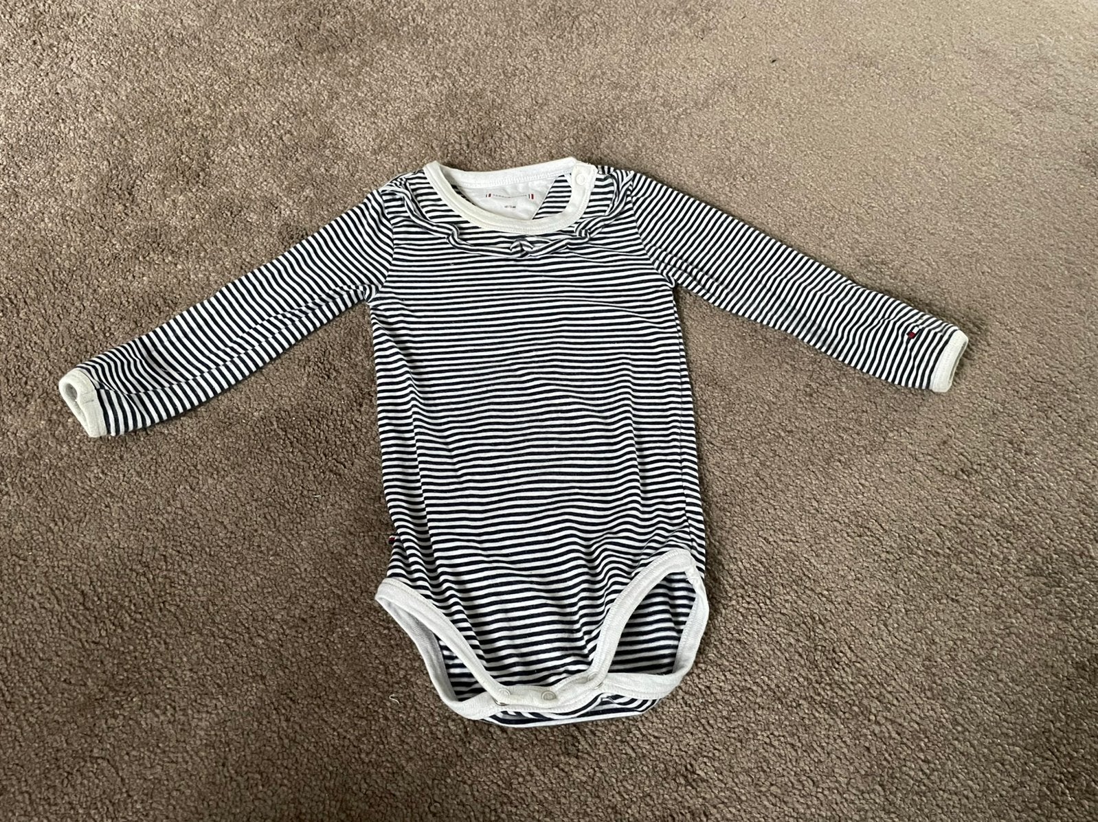 Tommy Hilfiger romper maat 68 wit met blauwe strepen, Kinderen en Baby's, Ophalen of Verzenden, Gebruikt, Meisje, Nacht- of Onderkleding