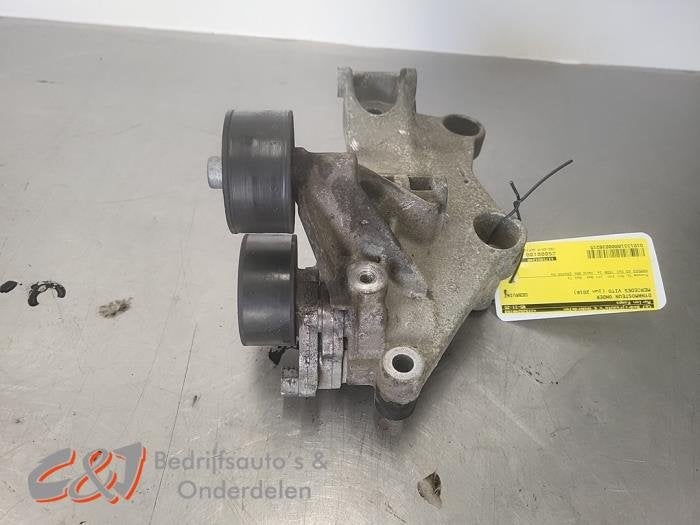 Dynamosteun onder van een Mercedes Vito
