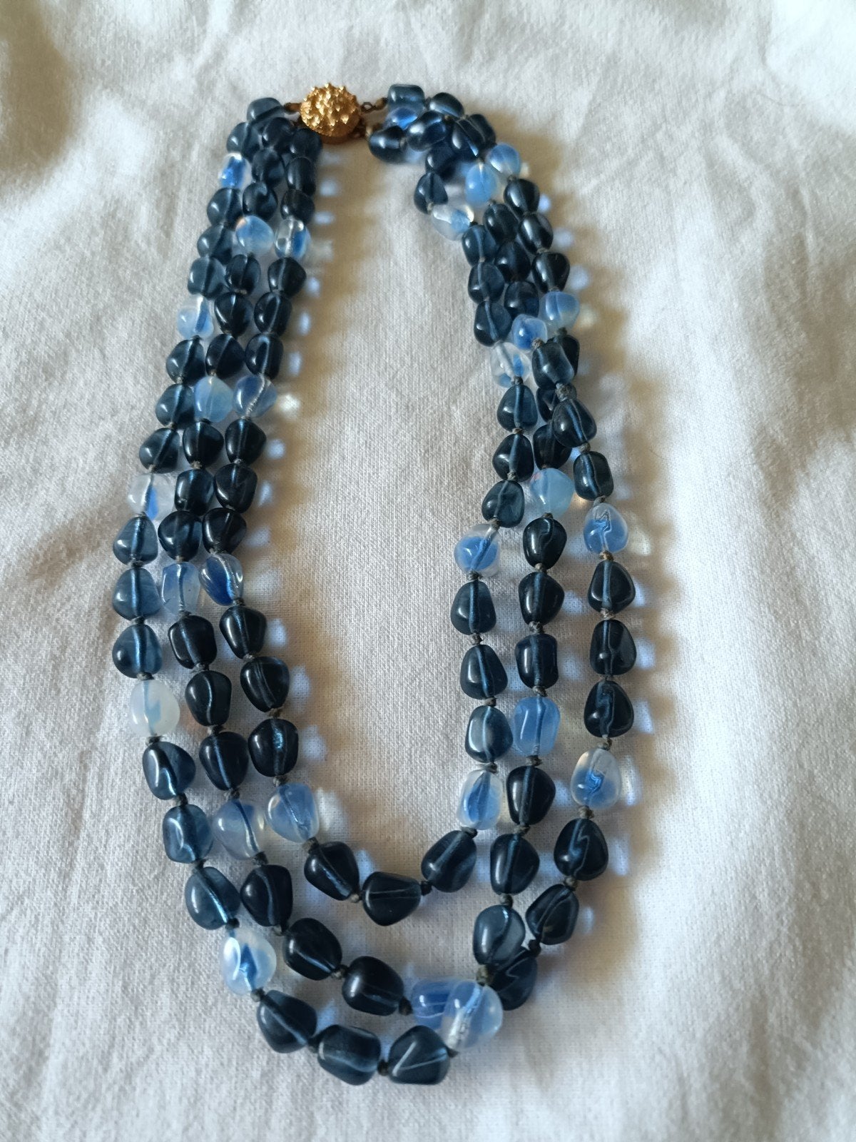 Vintage ketting met 3 strengen blauwe glaskralen, Sieraden, Tassen en Uiterlijk, Ophalen of Verzenden, Gebruikt, Blauw, Overige materialen