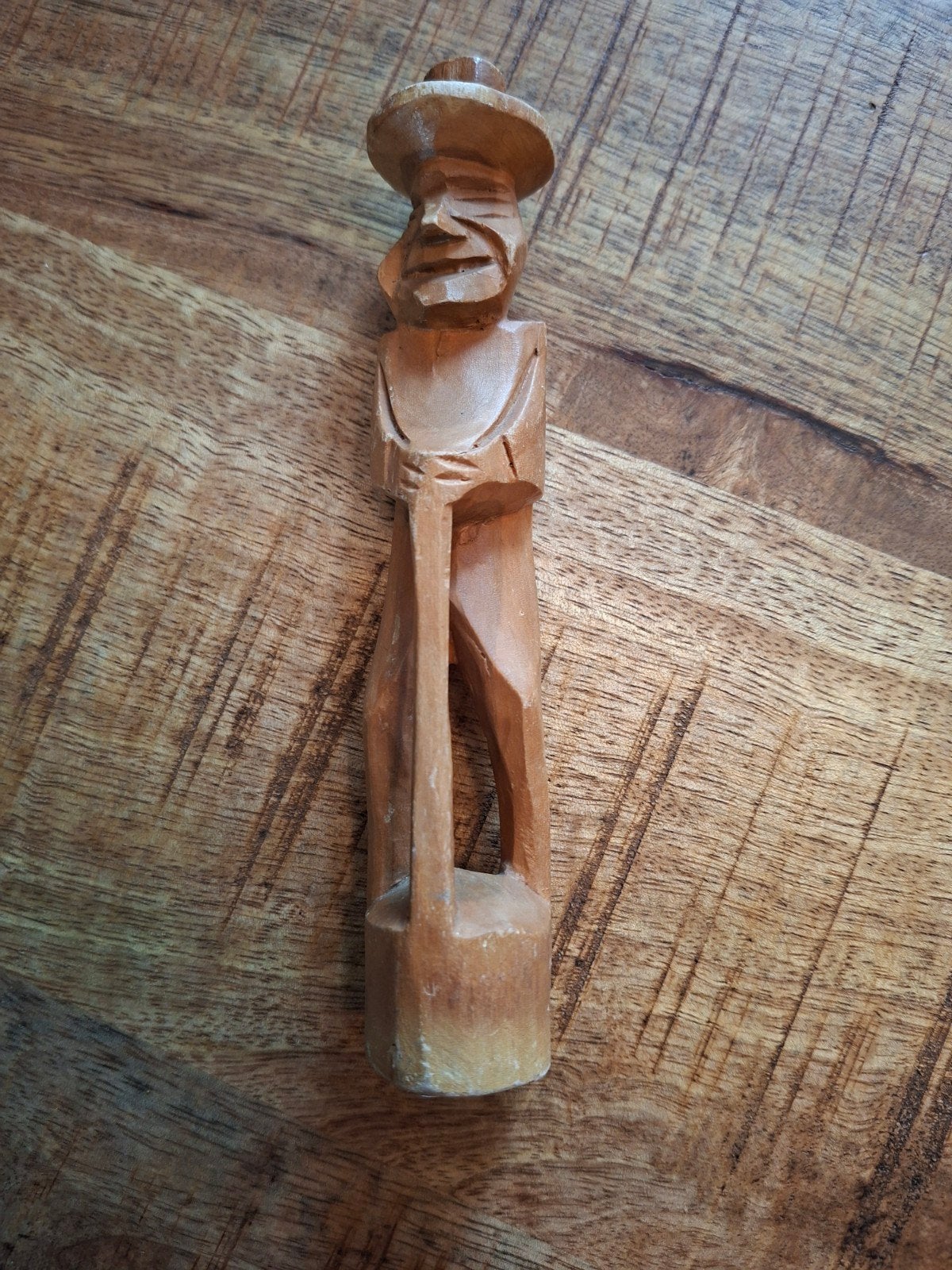 Houten beeldje van man met hoed en stok, Ophalen of Verzenden, Handgemaakt, 20 - 50 cm, Beeld