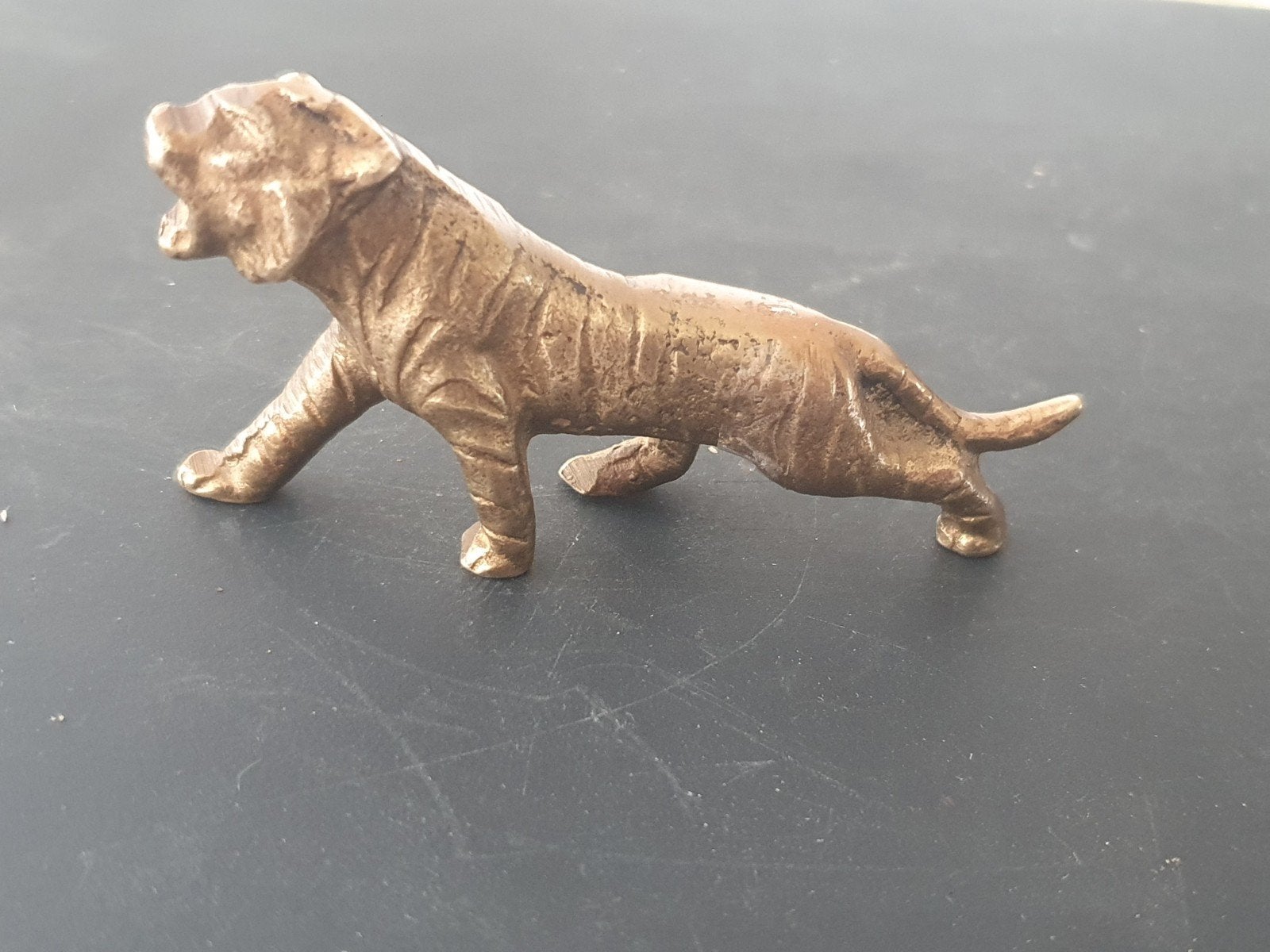 Messing tijger beeldje, Ophalen