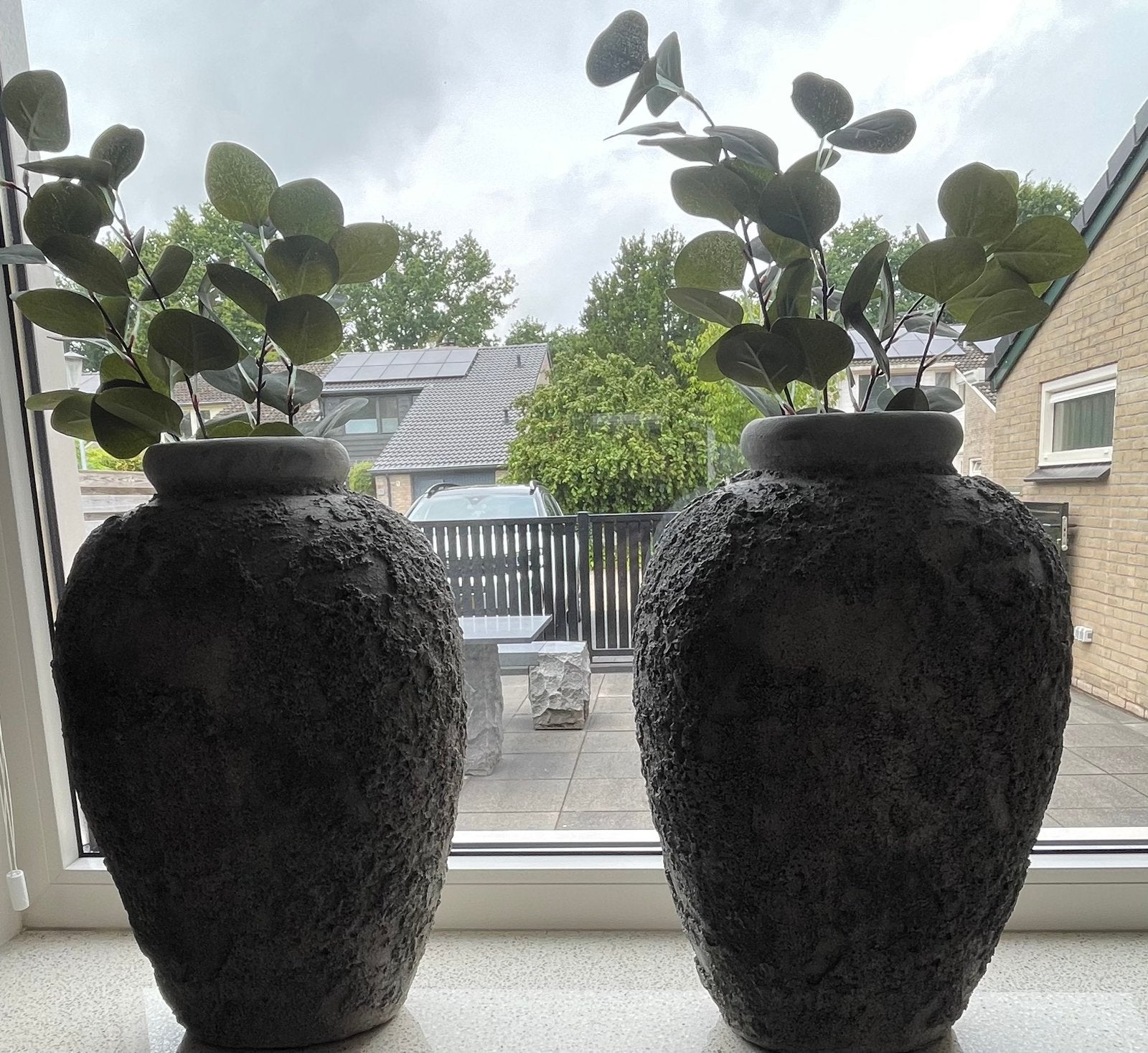 Twee mooie potten, Steen, Zo goed als nieuw, Balkon, Overige vormen