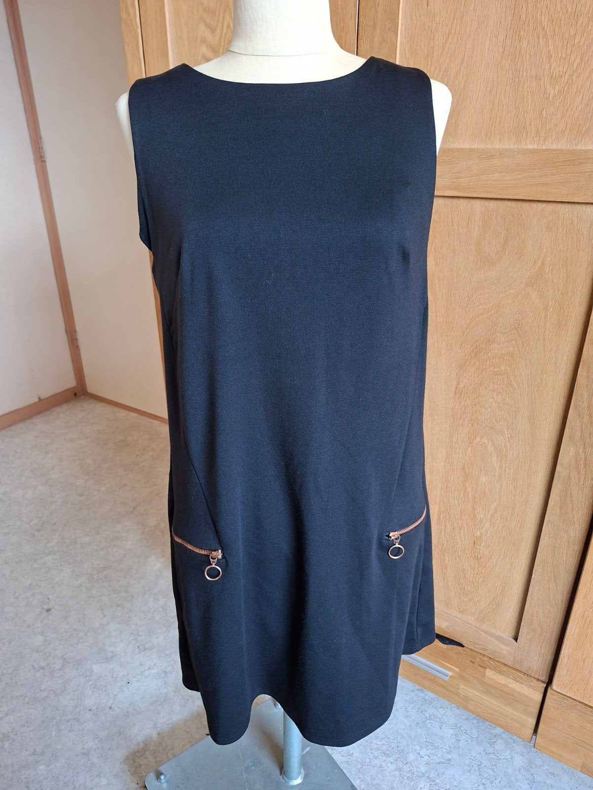 Nieuw Zwart Jurkje Maat 42 met Ritsdetails, Kleding | Dames, Atmosphere, Ophalen of Verzenden