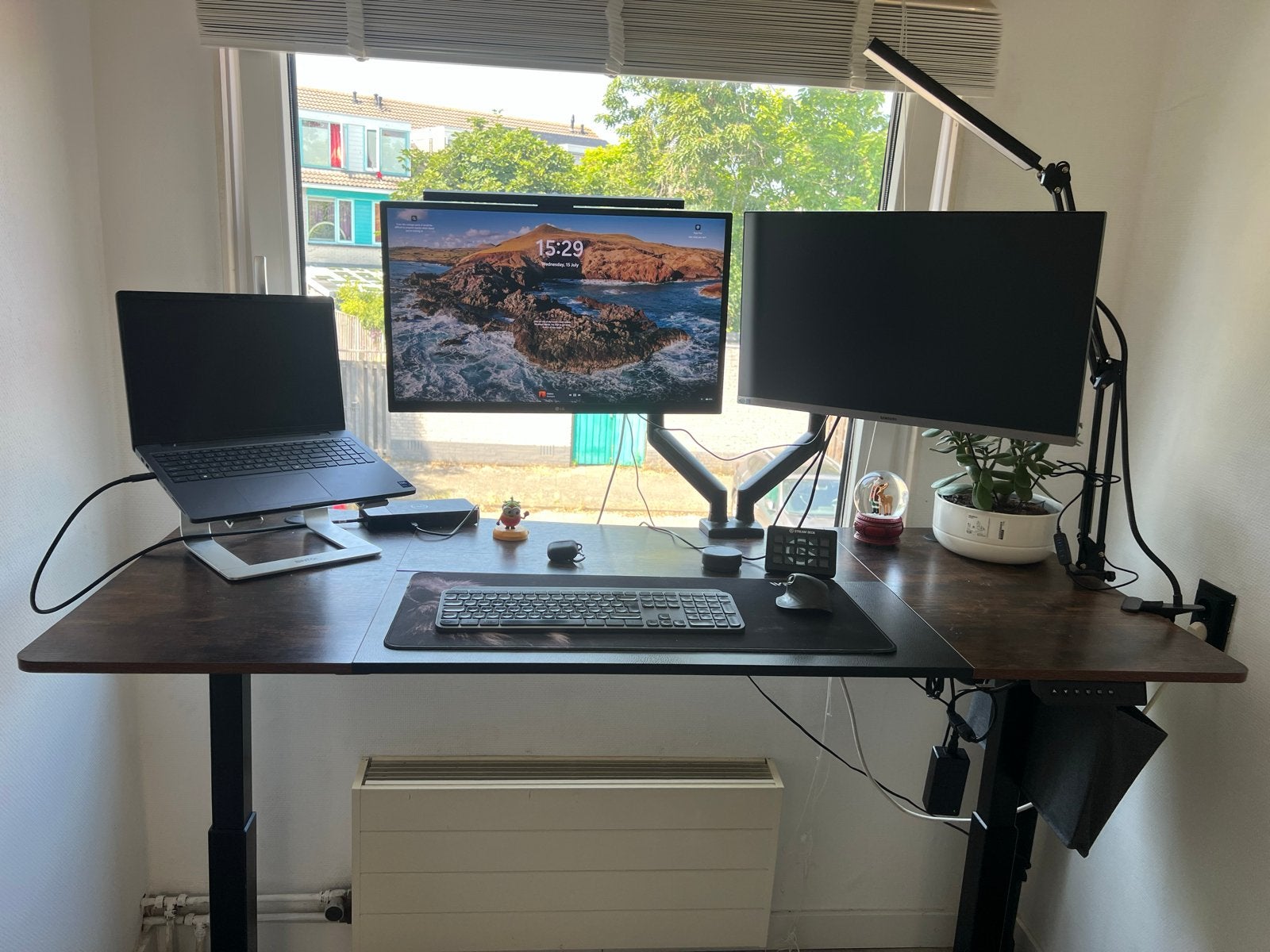 Office desk and chair, Huis en Inrichting, Bureaus, Ophalen, Zit-sta bureau, Hout, Zo goed als nieuw