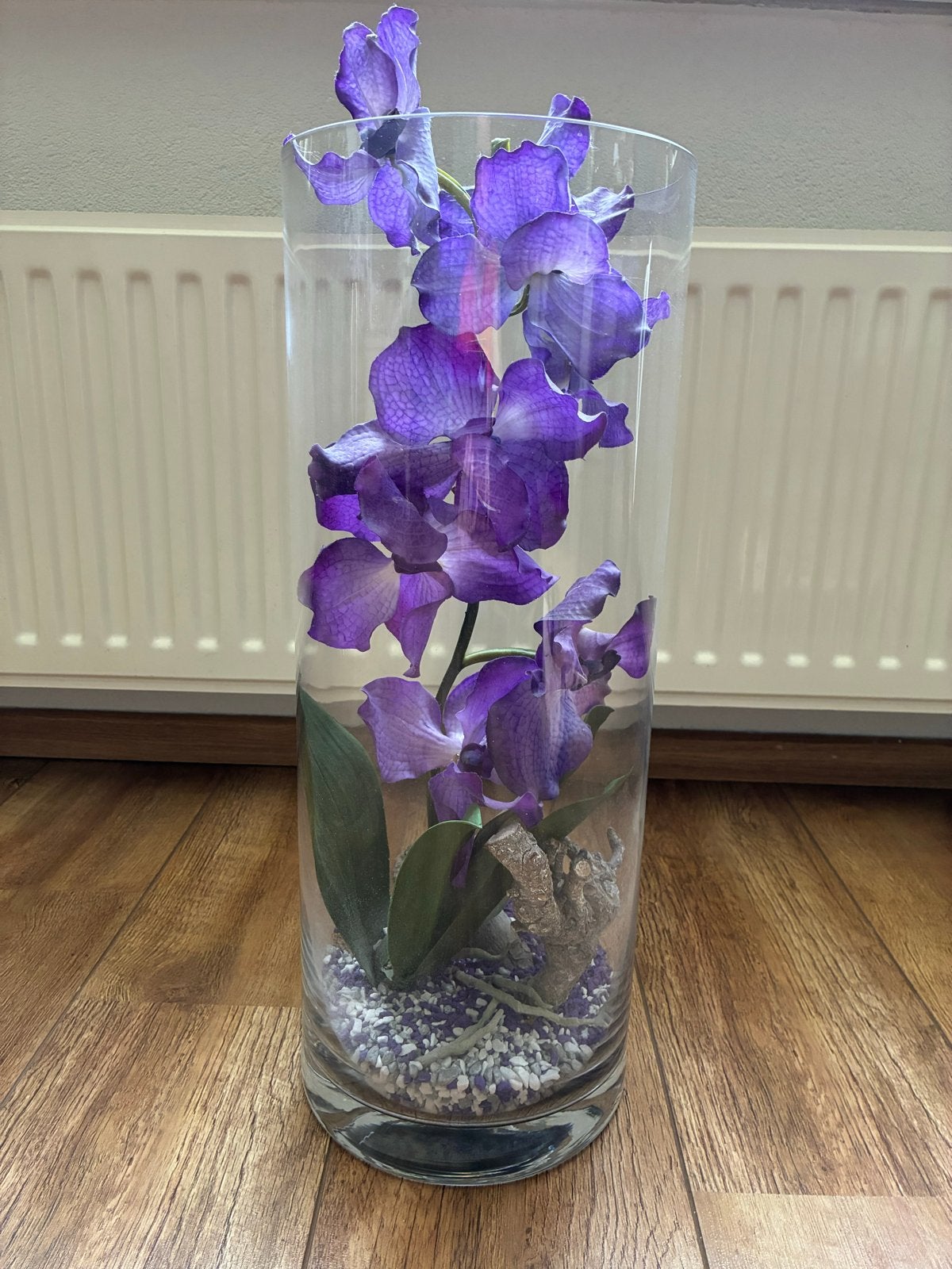 Glazen cilinder vaas met paarse kunst orchidee, Huis en Inrichting, Ophalen, Gebruikt, Overige kleuren, 50 tot 75 cm