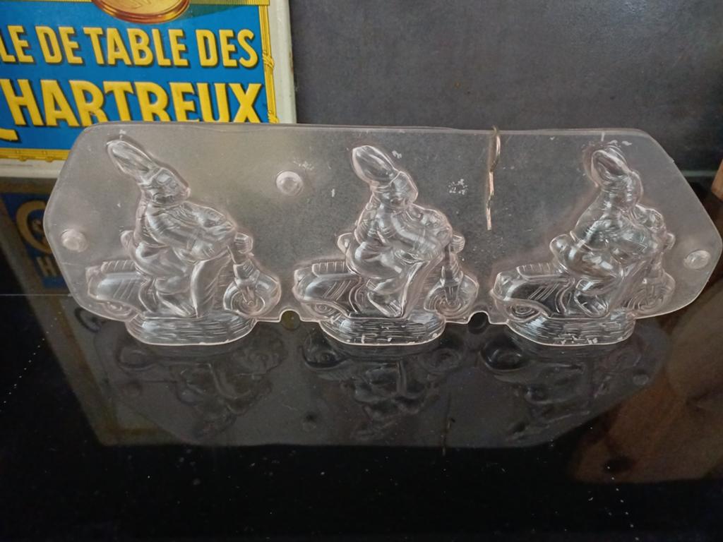 Decoratief 2-delige plexiglas Chocolademal Hazen op brommer, Antiek en Kunst, Curiosa en Brocante, Verzenden
