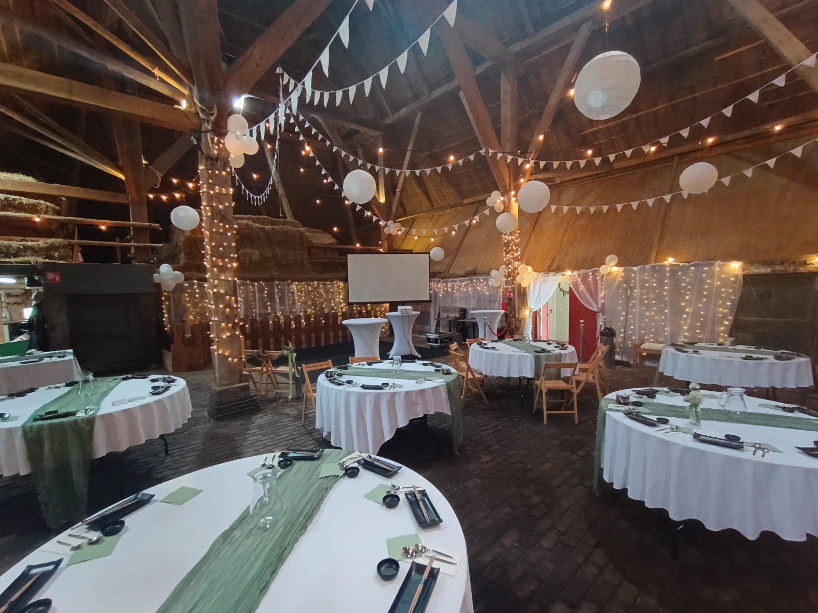 Versiering voor bruiloft, o.a. lampionnen en tulle, Ophalen, Versiering, Geboorte of Huwelijk