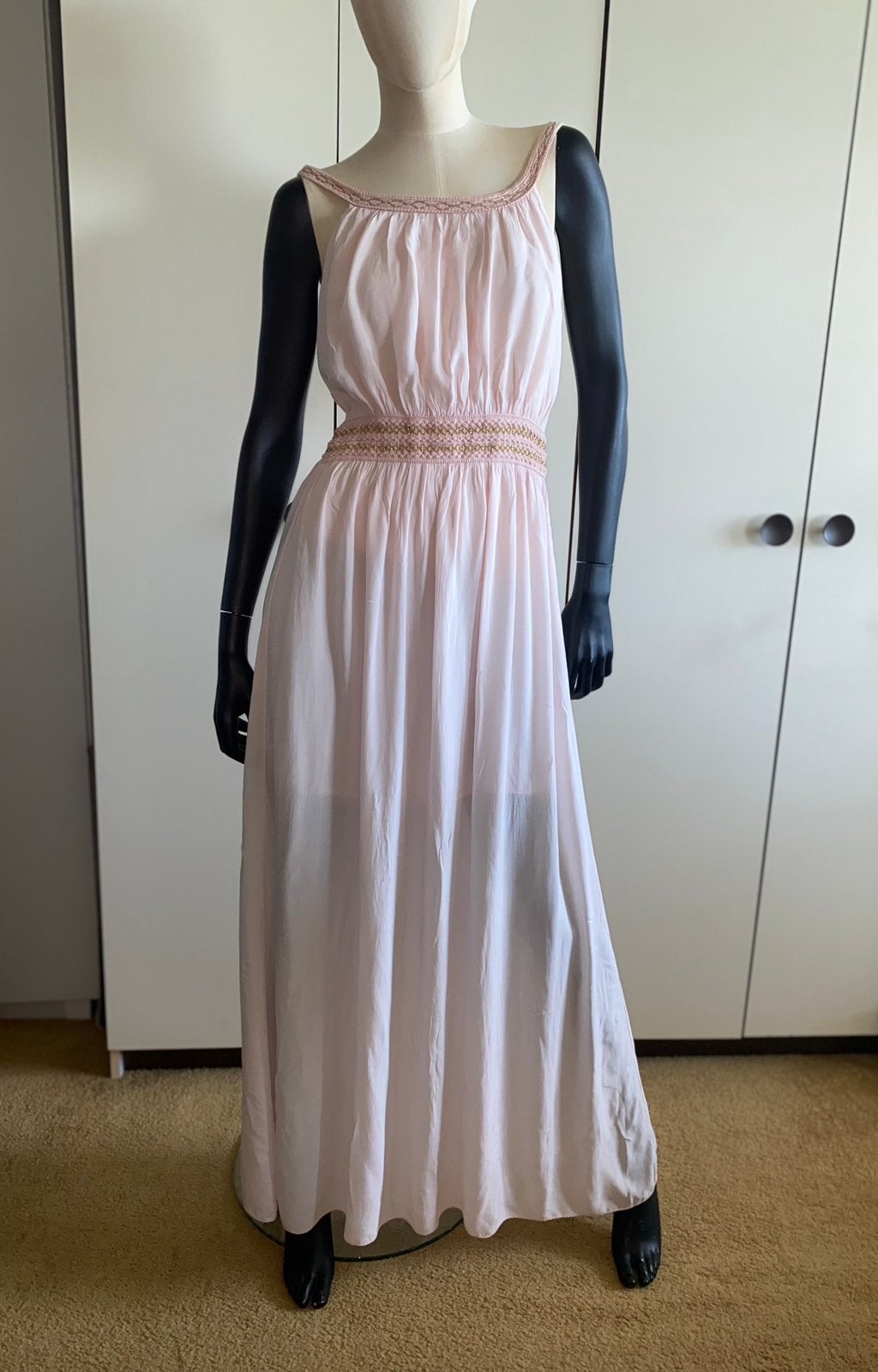 Lange roze zomerjurk met gouden details in maat 36-40, Maat 38/40 (M), Ophalen of Verzenden, Zo goed als nieuw, Roze