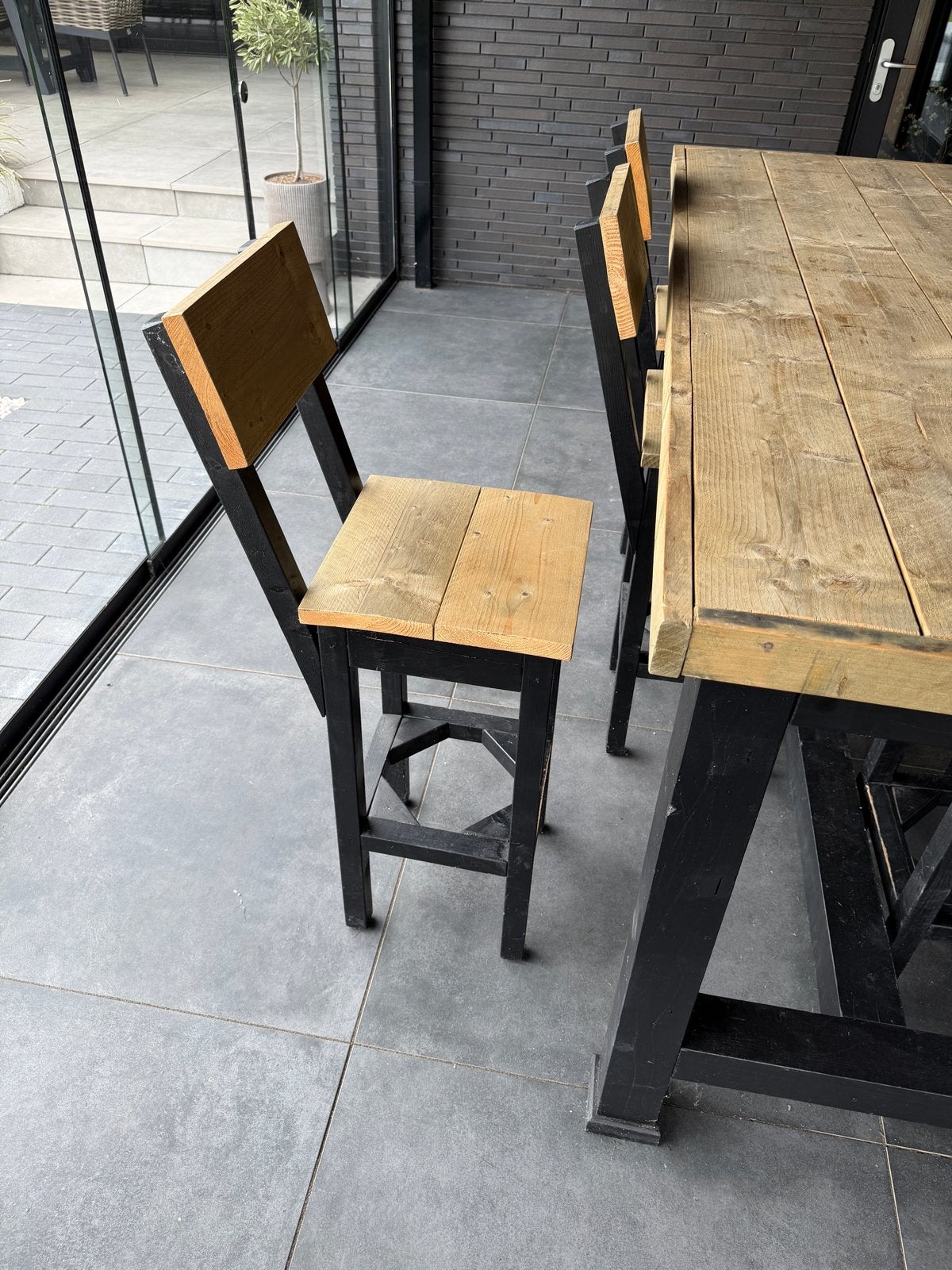 Robuuste houten bartafel met 6 barkrukken, Huis en Inrichting, Ophalen, Zwart, Zo goed als nieuw, Vijf, Zes of meer stoelen