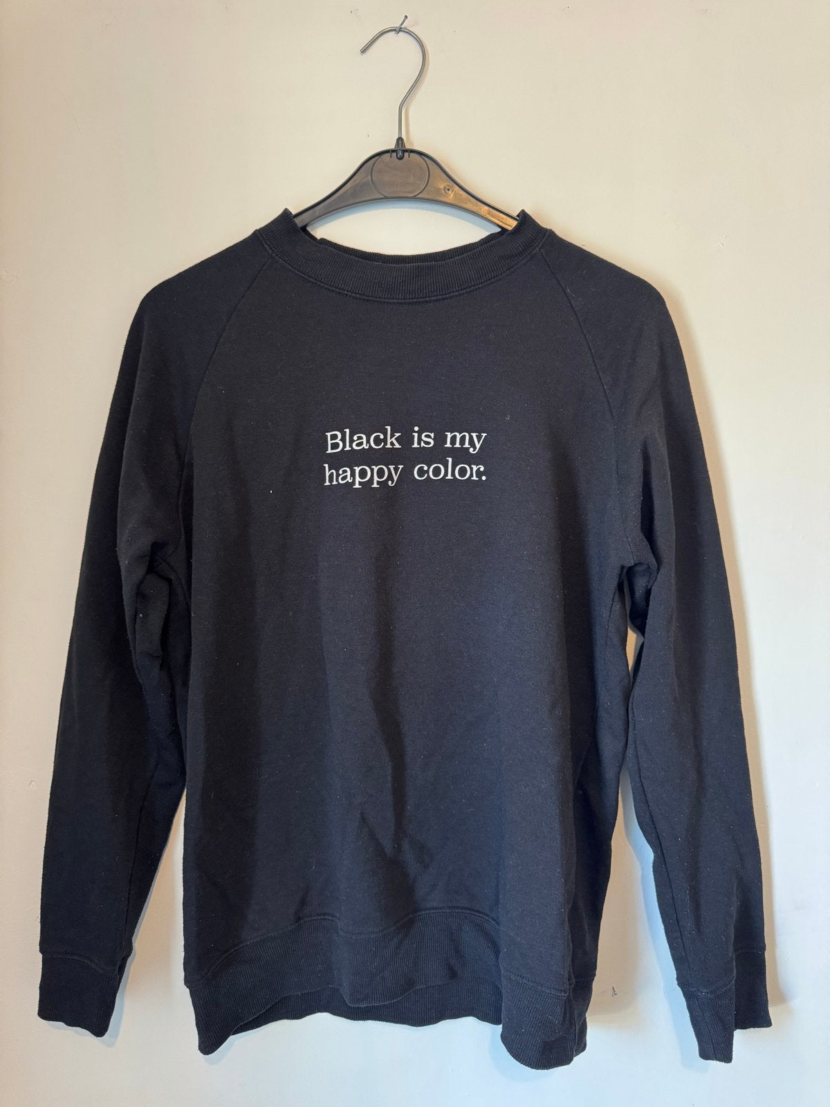 Zwarte sweater met print 'Black is my happy color’, Ophalen of Verzenden, Gedragen, Maat 42/44 (L), Zwart