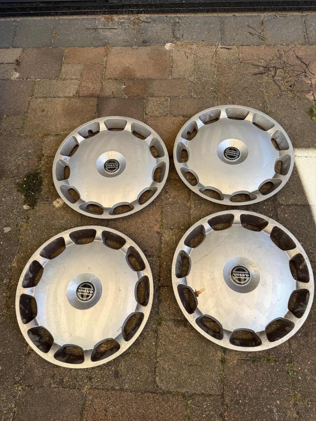 Set van 4 Volvo wieldoppen, Auto diversen, Wieldoppen, Gebruikt, Ophalen of Verzenden