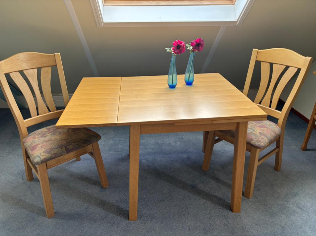 Blank eiken tafel en stoelen, Huis en Inrichting, Tafels | Eettafels, Ophalen, Gebruikt, 50 tot 100 cm, Eikenhout