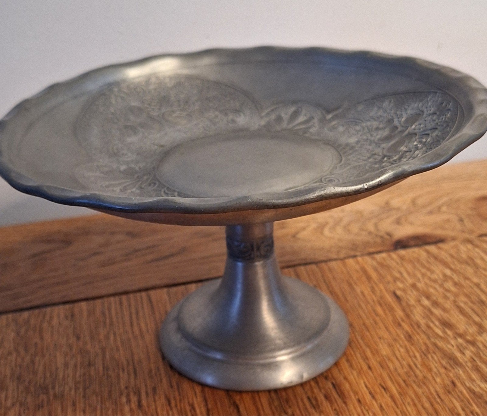Vintage Noorse tinnen schaal op voet - Rosmalen patroon, Ophalen of Verzenden