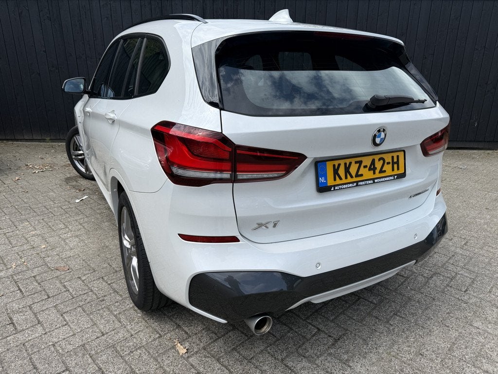 BMW X1 xDrive25e High Executive M-sport (bj 2021, automaat), Auto's, BMW, Gebruikt, Leder en Stof, Wit, Plug-in hybride