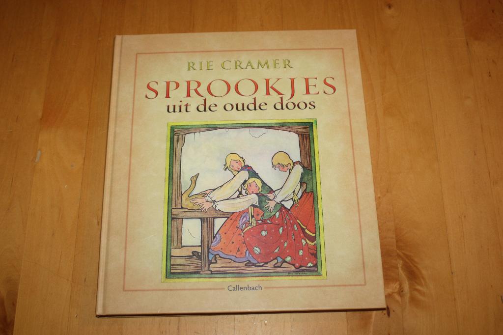 Rie Cramer, sprookjes uit de oude doos hardcover prentenboek, Ophalen of Verzenden, Gelezen, Rie Cramer